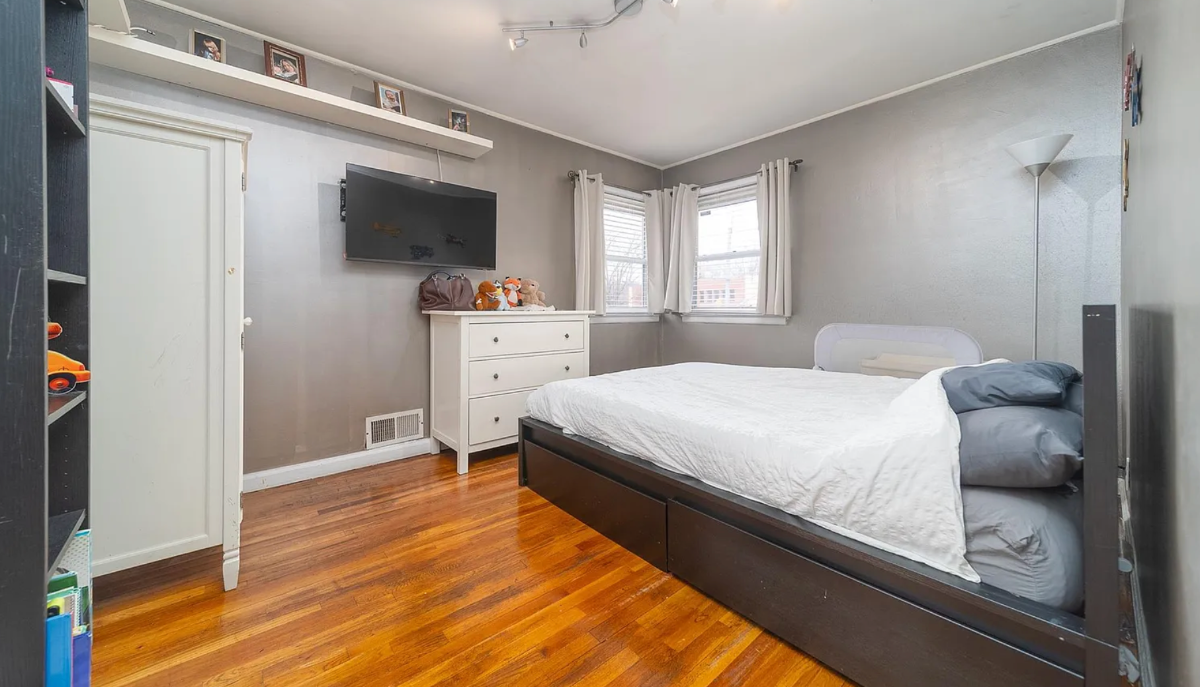 Beautiful spacious fenced home - near airports, and grand central parkway - Photo 11