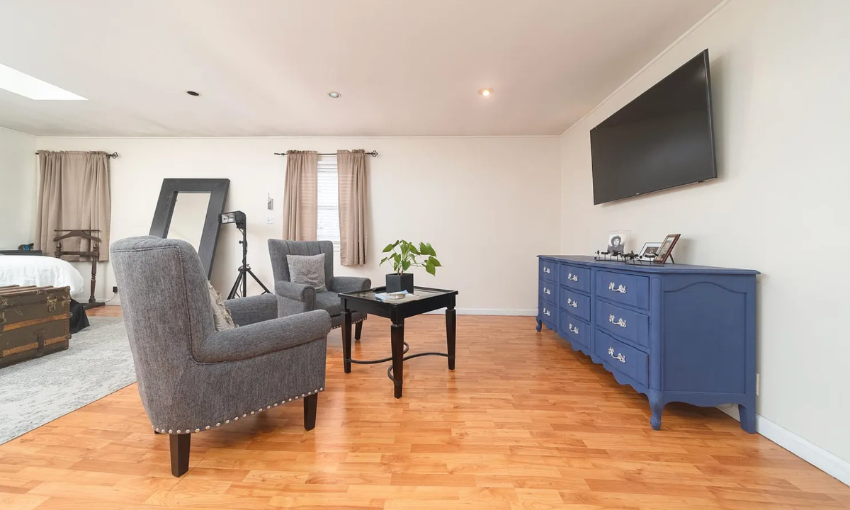 Beautiful spacious fenced home - near airports, and grand central parkway - Photo 12