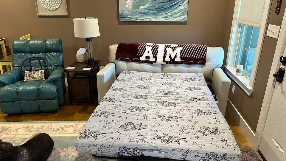 Private Furnished Suite with Utilities Included, Full Kitchen Access & Flexible Parking - Photo 4