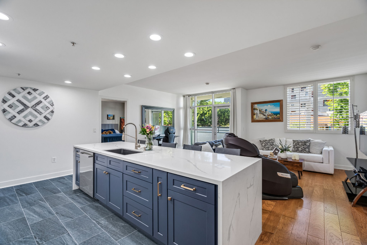Vibrant Hillcrest Modern Luxury Condo - Photo 4