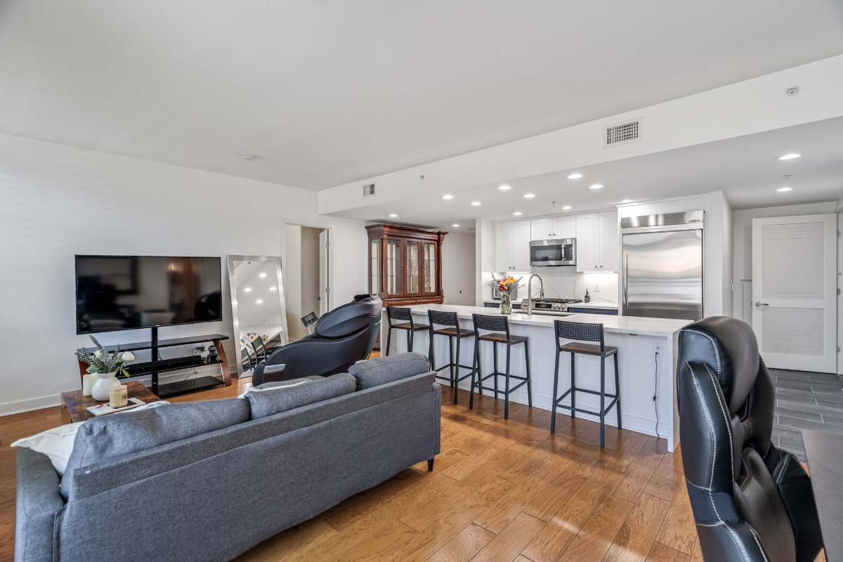 Vibrant Hillcrest Modern Luxury Condo - Photo 3