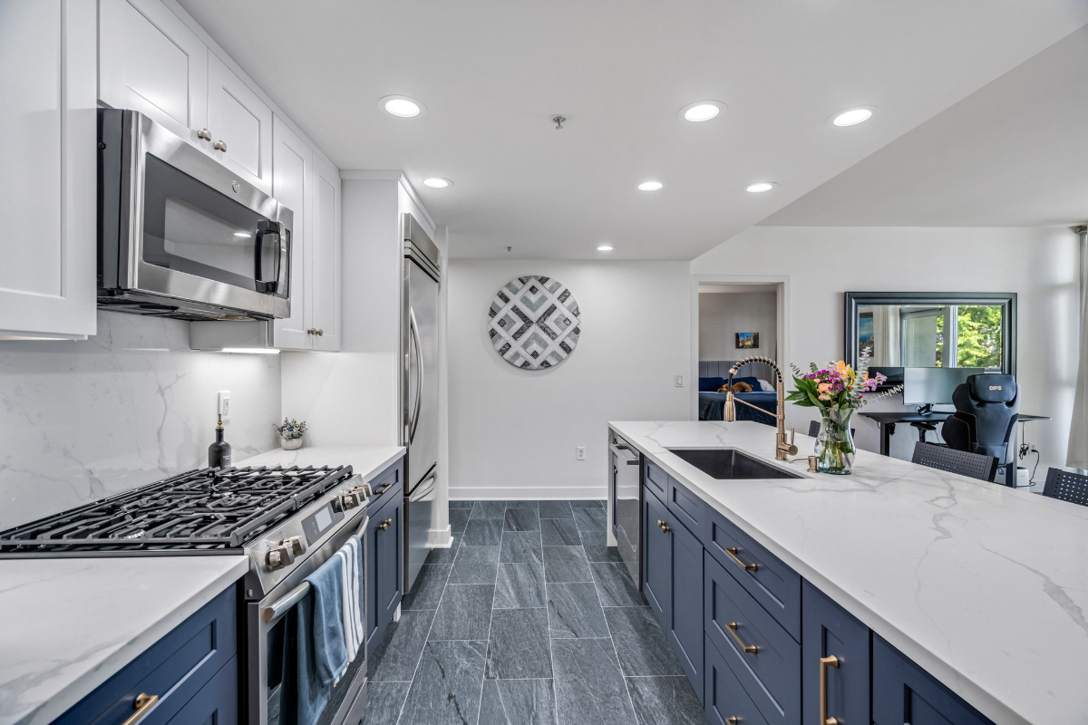 Vibrant Hillcrest Modern Luxury Condo - Photo 2