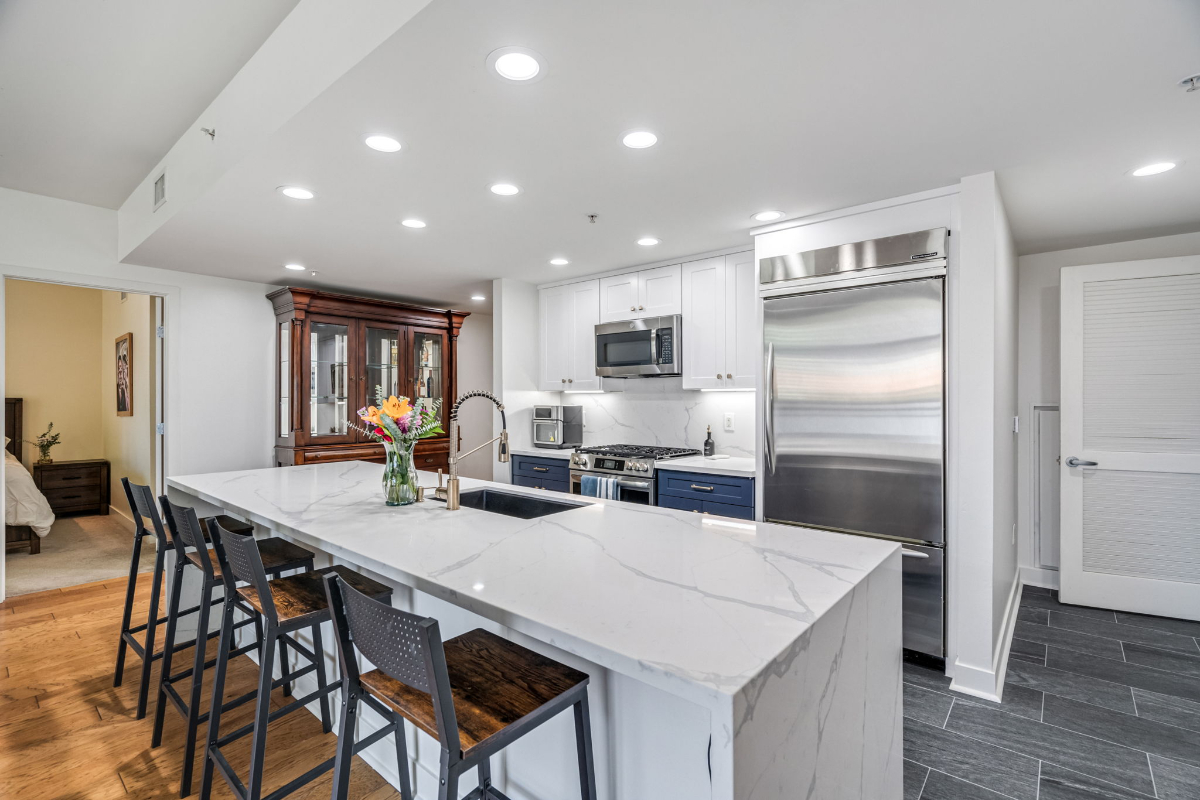 Vibrant Hillcrest Modern Luxury Condo - Photo 6