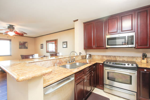 Stunning one bedroom furnished condo - Photo 4