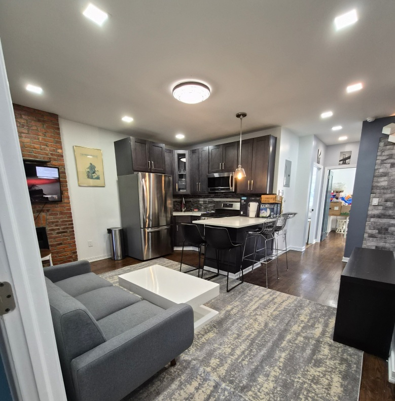 4 bedroom 2 bath modern apartment - Photo 4