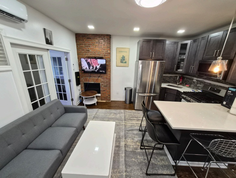 4 bedroom 2 bath modern apartment - Photo 8