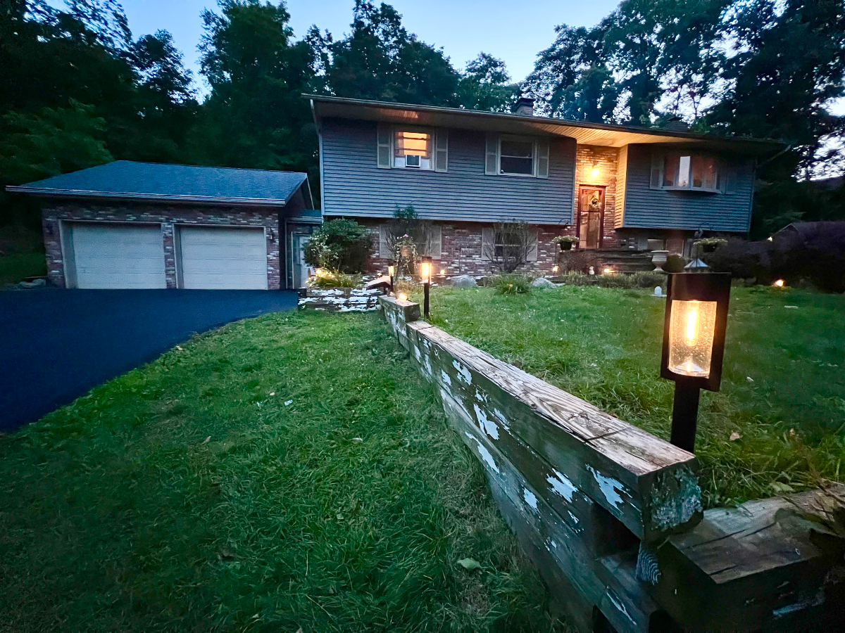 Room with bathroom, driveway and private are - Photo 1