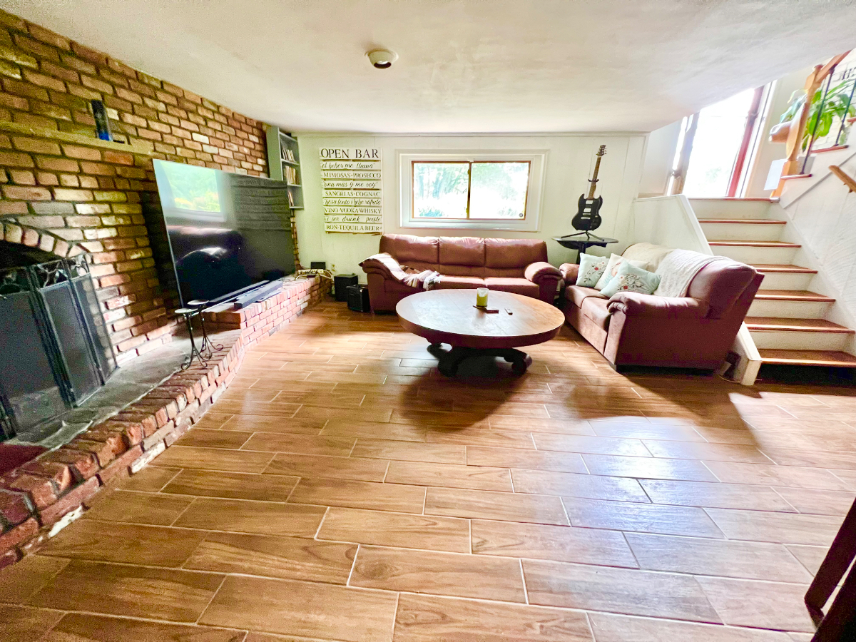 Room with bathroom, driveway and private are - Photo 3