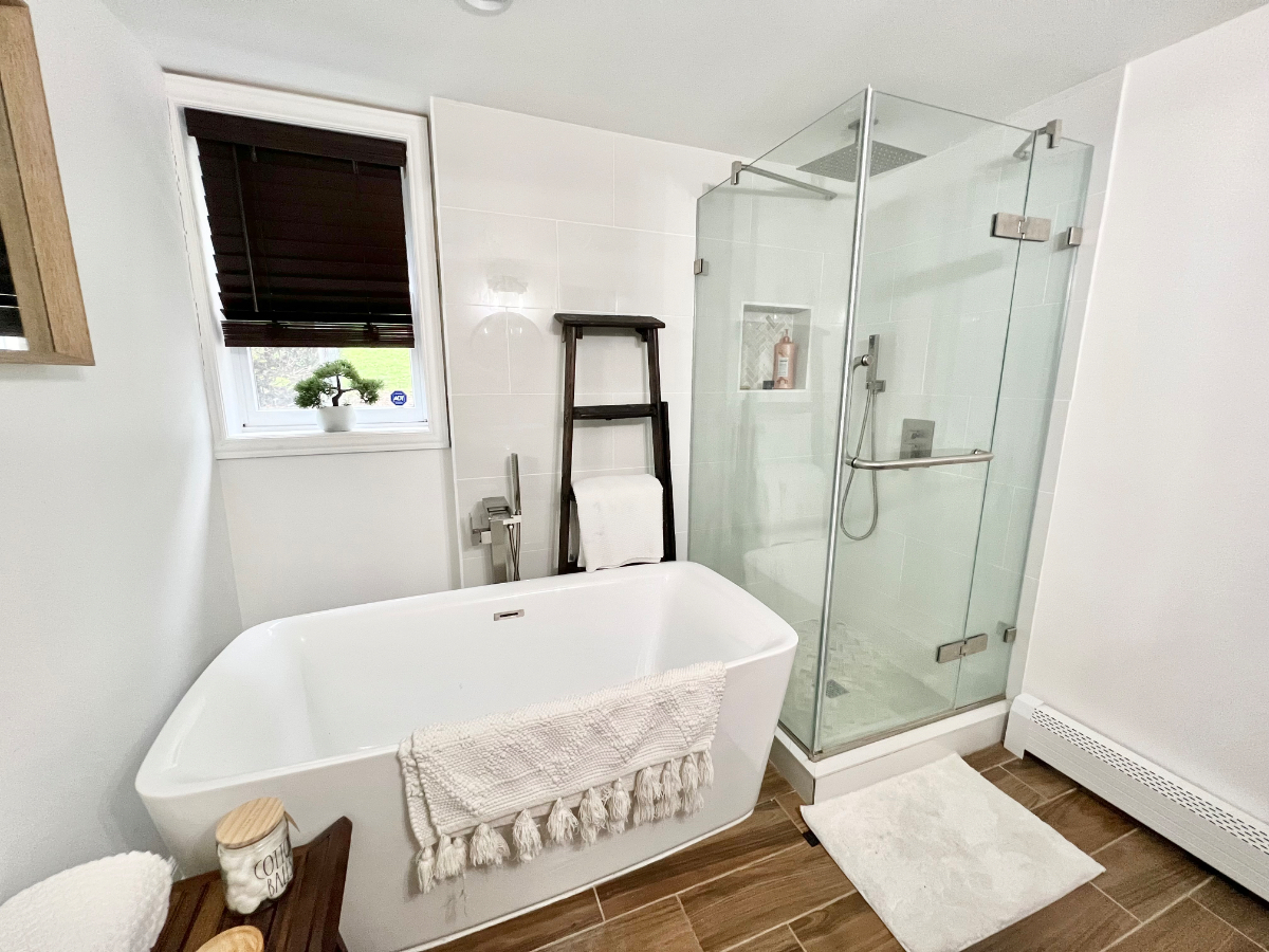 Room with bathroom, driveway and private are - Photo 4