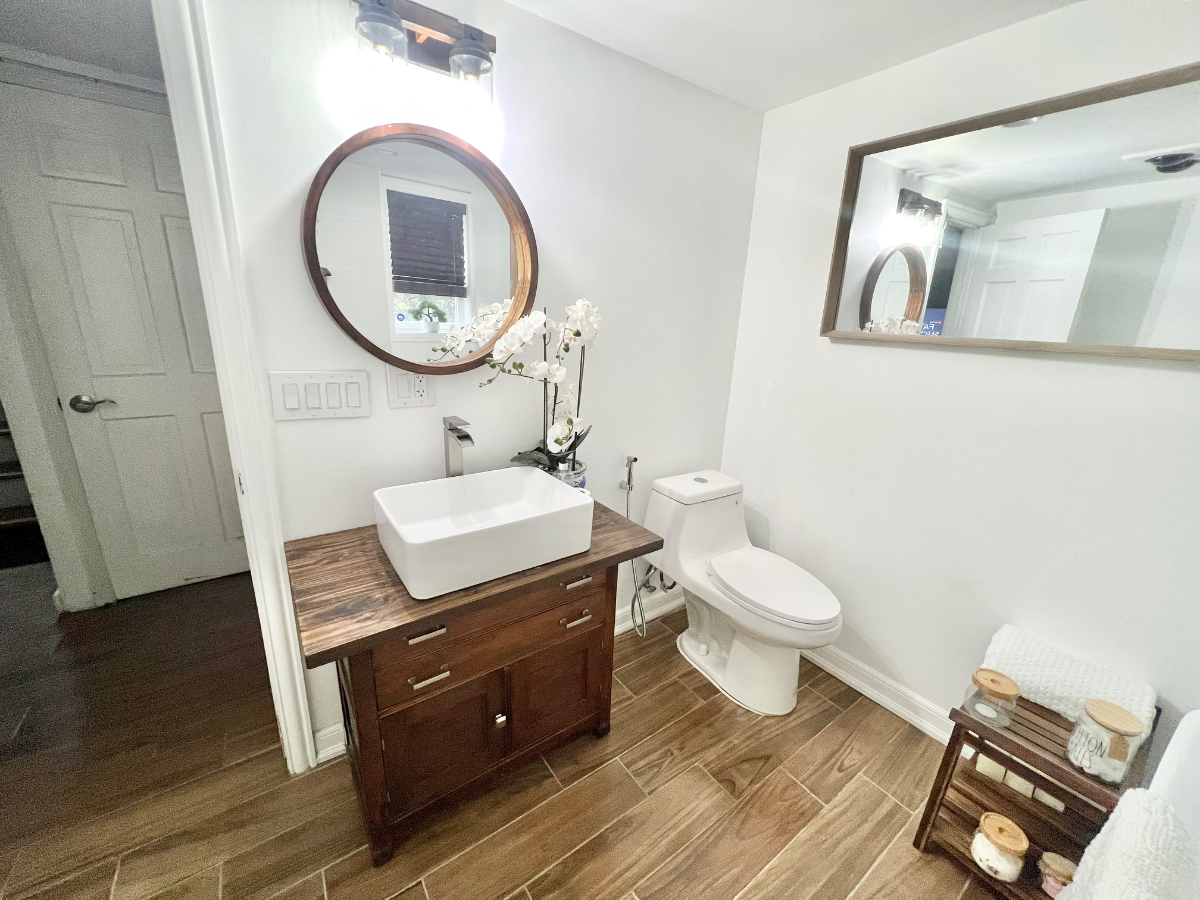 Room with bathroom, driveway and private are - Photo 5