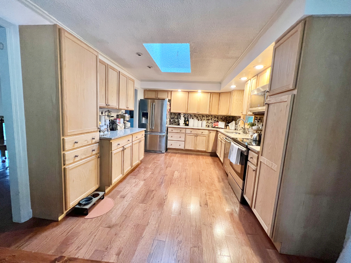 Room with bathroom, driveway and private are - Photo 6