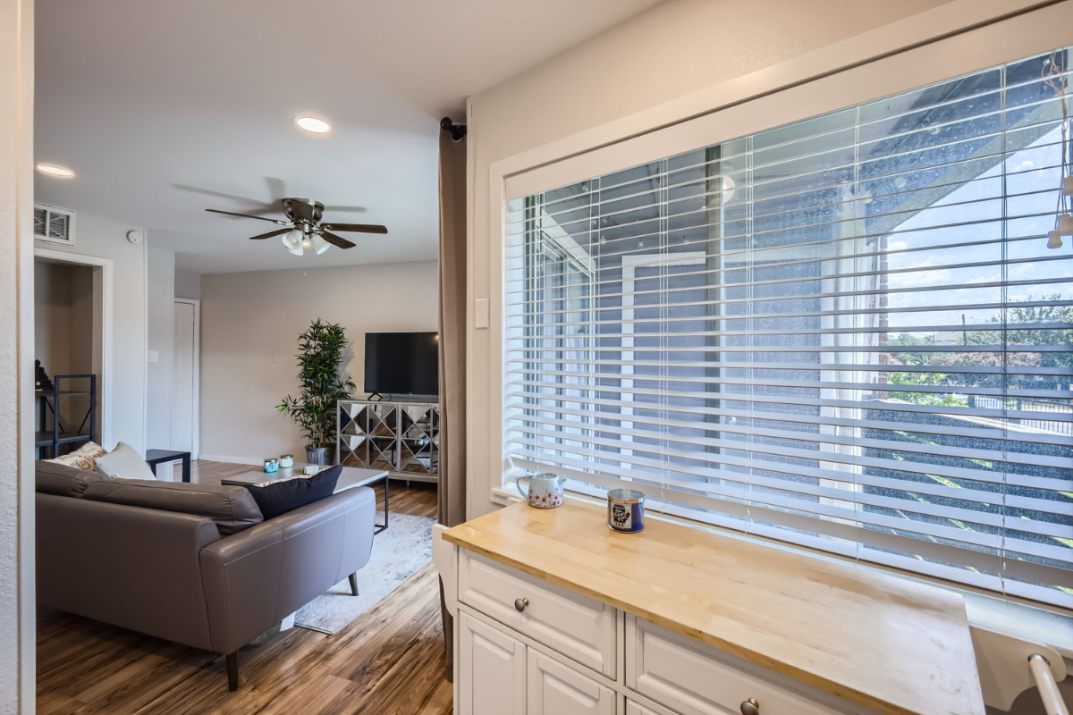 Chic & Convenient Sleek 1-Bed Apartment with Pool, Patio, and Parking - A Perfect Blend of Comfort a - Photo 3